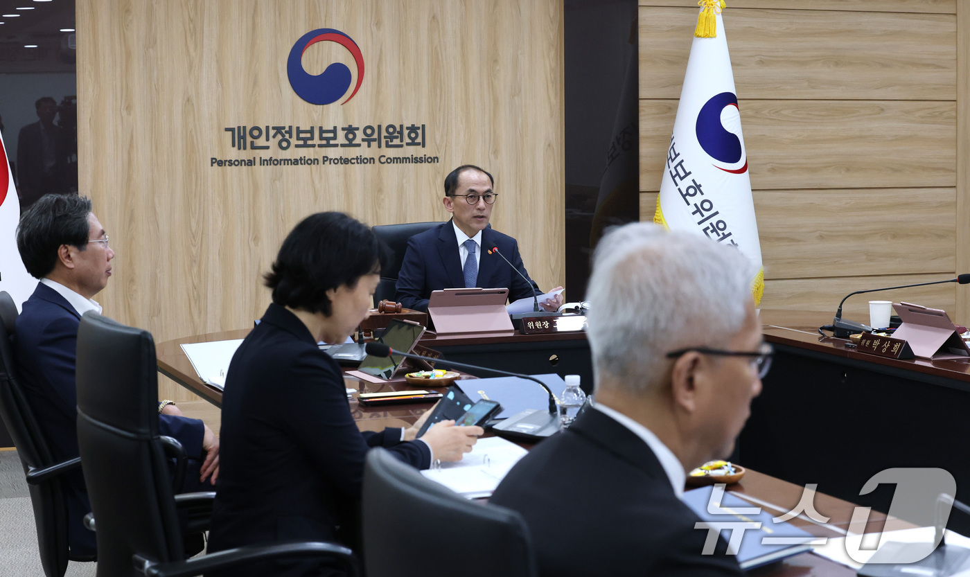 (서울=뉴스1) 임세영 기자 = 고학수 개인정보보호위원회 위원장이 24일 서울 종로구 정부서울청사에서 열린 제21회 전체회의에서 모두발언을 하고 있다.  2025.9.24/뉴스1