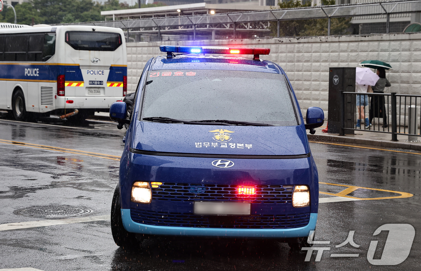 (서울=뉴스1) 김도우 기자 = 김건희 특검팀(특별검사 민중기)이 구속된 한학자 통일교 총재를 첫 소환조사하는 24일 한 총재를 태운 호송차량이 서울 종로구에 마련된 특검 사무실로 …