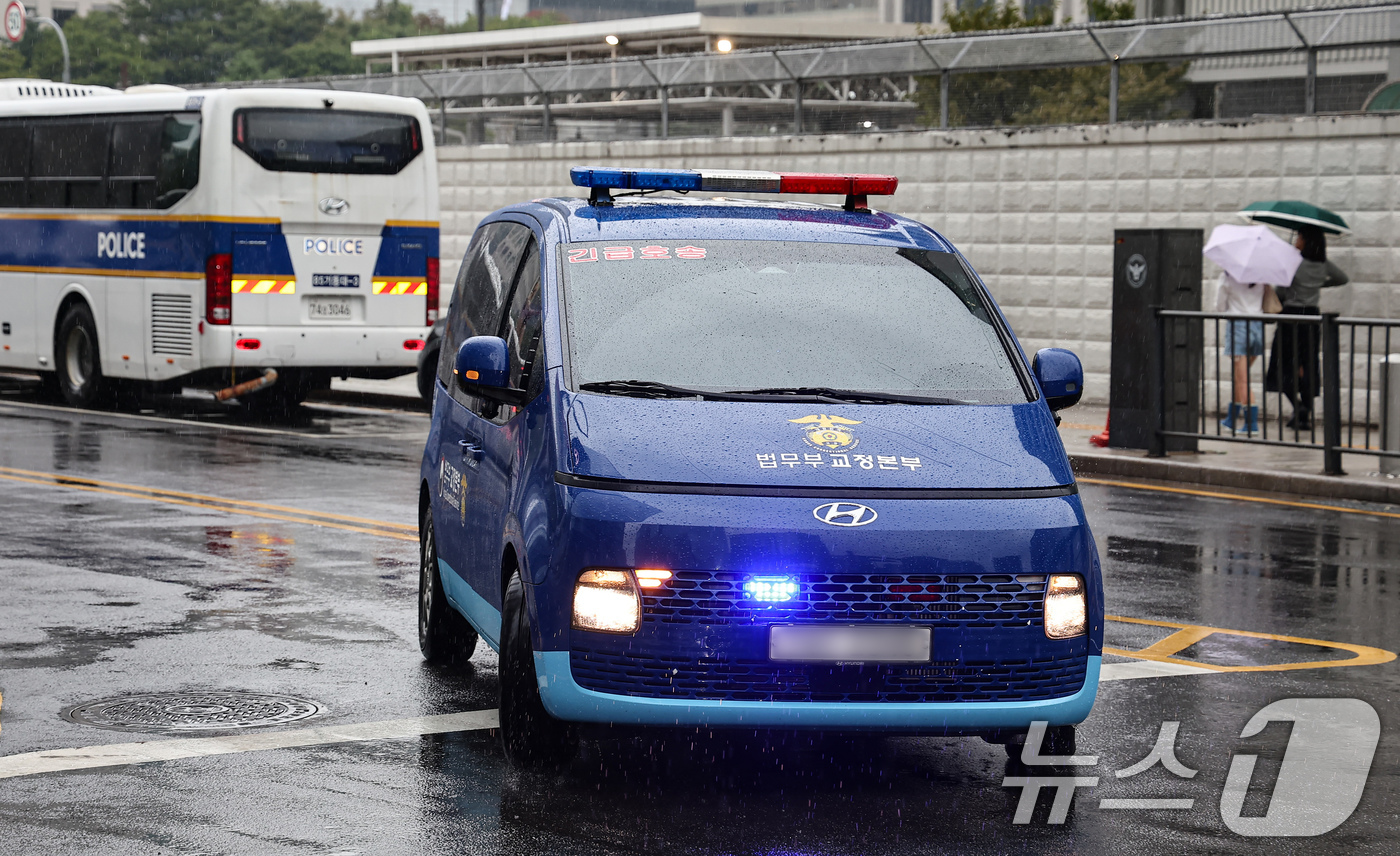 (서울=뉴스1) 김도우 기자 = 김건희 특검팀(특별검사 민중기)이 구속된 한학자 통일교 총재를 첫 소환조사하는 24일 한 총재를 태운 호송차량이 서울 종로구에 마련된 특검 사무실로 …