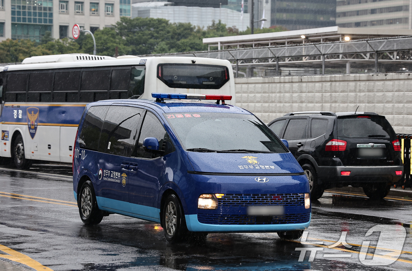 (서울=뉴스1) 김도우 기자 = 김건희 특검팀(특별검사 민중기)이 구속된 한학자 통일교 총재를 첫 소환조사하는 24일 한 총재를 태운 호송차량이 서울 종로구에 마련된 특검 사무실로 …