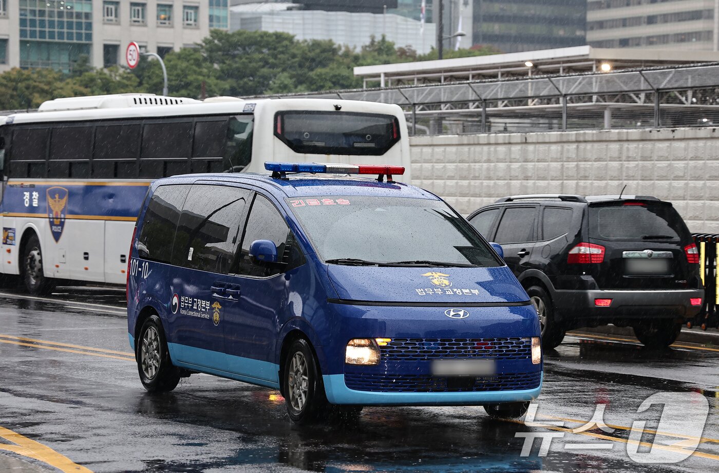 본문 이미지 - 김건희 특검팀&#40;특별검사 민중기&#41;이 구속된 한학자 통일교 총재를 첫 소환조사하는 24일 한 총재를 태운 호송차량이 서울 종로구에 마련된 특검 사무실로 들어서고 있다. 2025.9.24/뉴스1 ⓒ News1 김도우 기자
