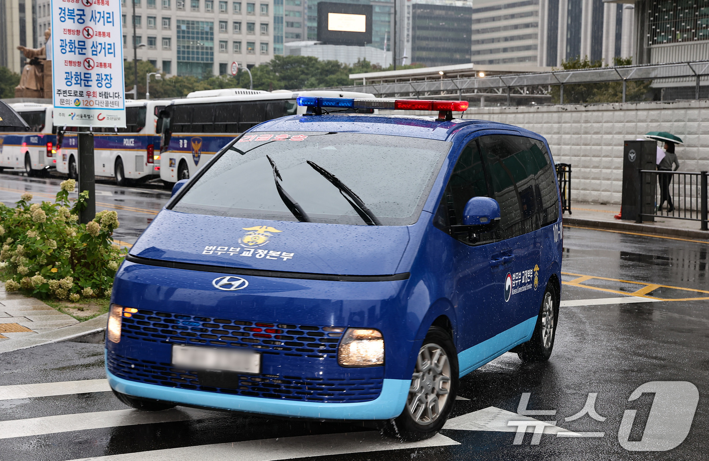 (서울=뉴스1) 김도우 기자 = 김건희 특검팀(특별검사 민중기)이 구속된 한학자 통일교 총재를 첫 소환조사하는 24일 한 총재를 태운 호송차량이 서울 종로구에 마련된 특검 사무실로 …