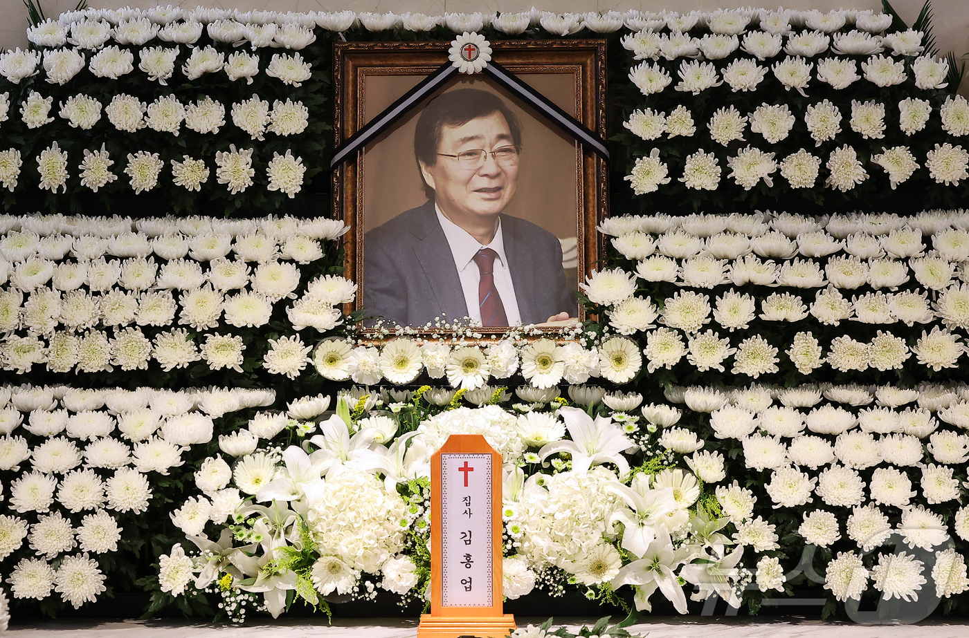 (서울=뉴스1) 김진환 기자 = 24일 서울 서대문구 연세대 신촌세브란스병원 장례식장에 고(故) 김대중 전 대통령의 차남인 김홍업 김대중평화센터 이사장의 빈소가 마련돼 있다.형인 …