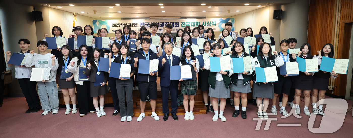 (서울=뉴스1) = 정근식 서울시교육감이 24일 '제15회 전국상업경진대회'에서 우수한 성적을 거둔 학생들을 서울 종로구 서울시교육청으로 초청해 기념 촬영하고 있다. (서울시교육청 …