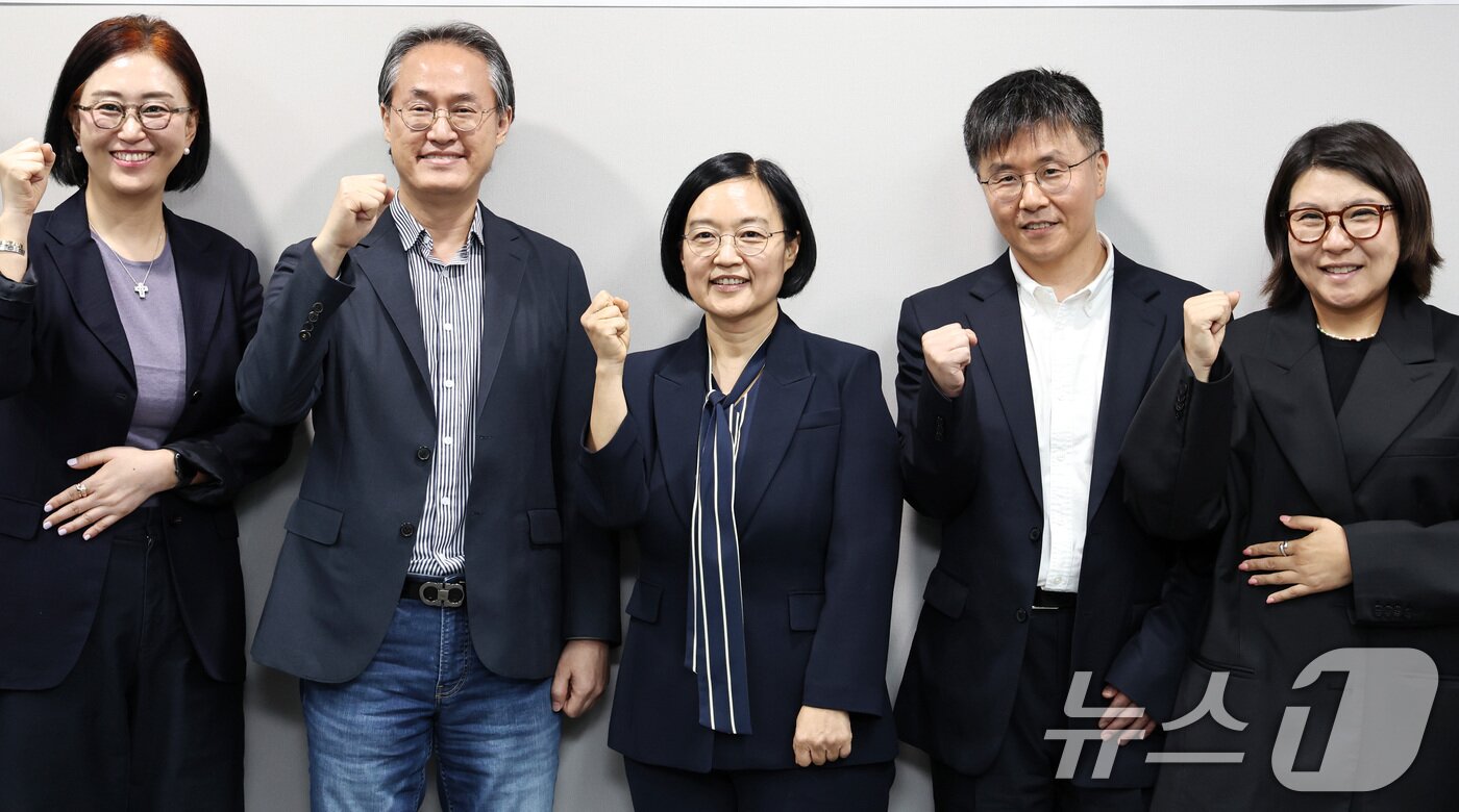 본문 이미지 - 한성숙 중소벤처기업부 장관&#40;가운데&#41;이 24일 오후 서울 종로구 광화문빌딩에서 열린 중소기업 온라인 수출 활성화 간담회에서 참석자들과 기념촬영을 하고 있다. 2025.9.24/뉴스1 ⓒ News1 구윤성 기자