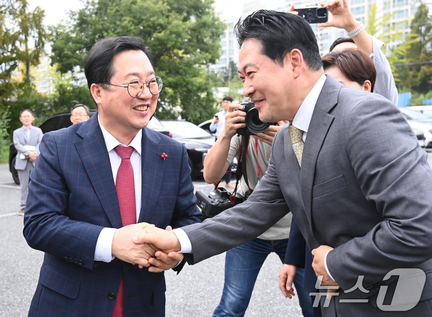(대전=뉴스1) 김기태 기자 = 장동혁 국민의힘 대표가 24일 대전 유성구 나노반도체 국가산단 부지에서 이장우 대전시장과 인사를 나누고 있다. 2025.9.24/뉴스1