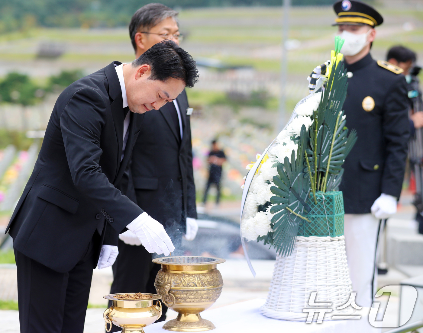 (대전=뉴스1) 김기태 기자 = 장동혁 국민의힘 당대표가 24일 대전 유성구 국립대전현충원 제2연평해전 묘역에서 참배하고 있다 2025.9.24/뉴스1
