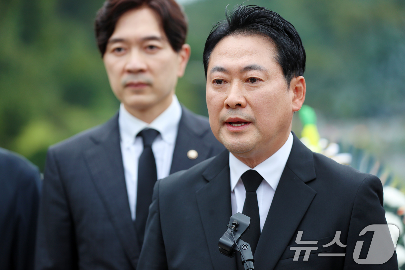 (대전=뉴스1) 김기태 기자 = 장동혁 국민의힘 당대표가 24일 대전 유성구 국립대전현충원 채상병 묘역에서 참배를 마치고 취재진의 질문에 답변하고 있다 2025.9.24/뉴스1