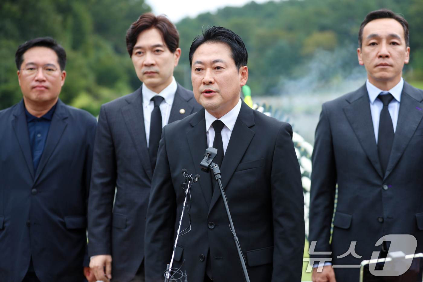 (대전=뉴스1) 김기태 기자 = 장동혁 국민의힘 당대표가 24일 대전 유성구 국립대전현충원 채상병 묘역에서 참배를 마치고 취재진의 질문에 답변하고 있다 2025.9.24/뉴스1