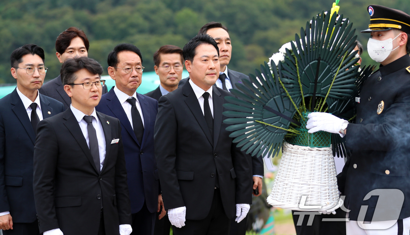 (대전=뉴스1) 김기태 기자 = 장동혁 국민의힘 당대표가 24일 대전 유성구 국립대전현충원 제2연평해전 묘엑에 참배하고 있다. 2025.9.24/뉴스1