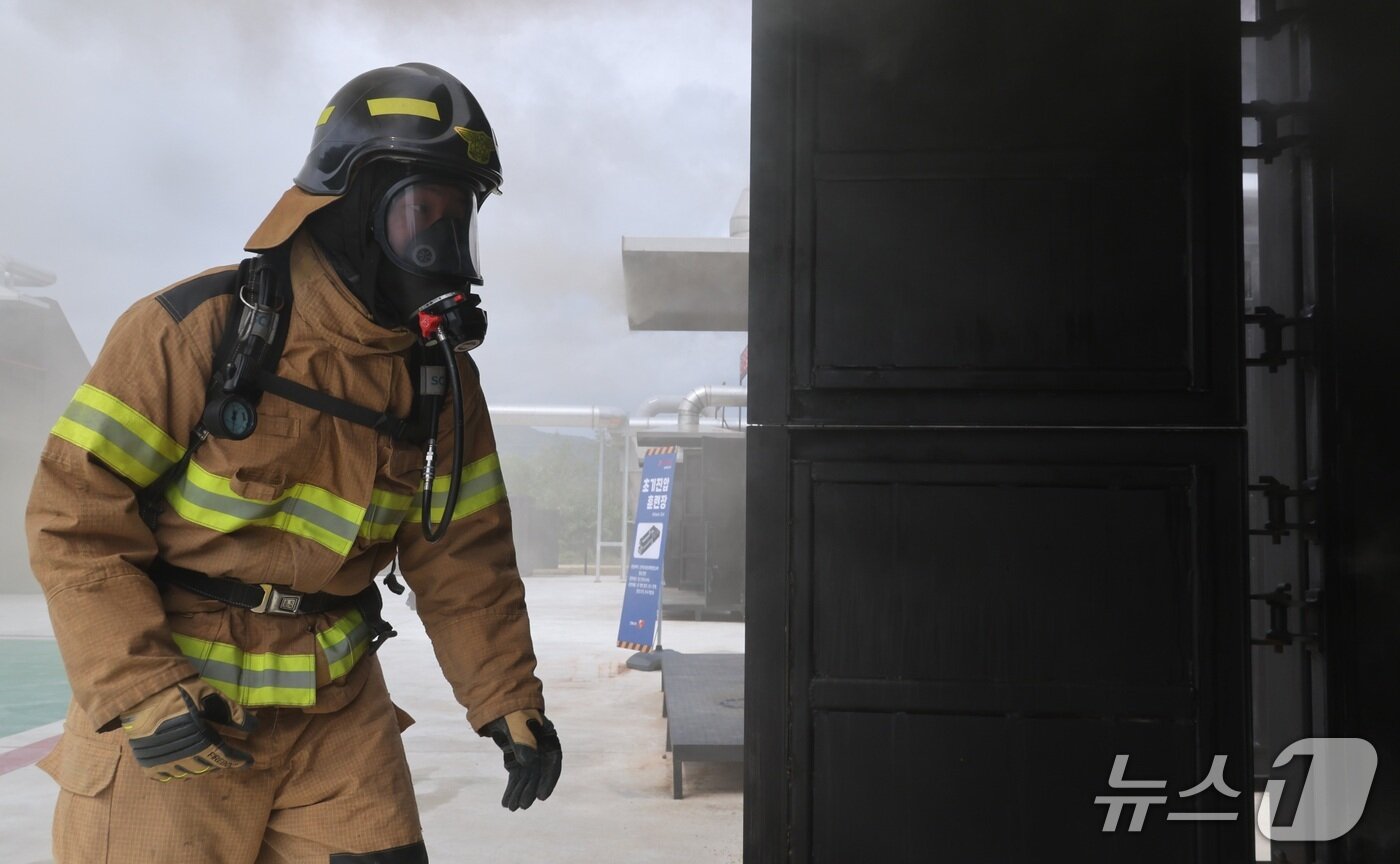 본문 이미지 - 24일 전북 장수군 장계면에 위치한 &#39;전북 표준 실화재 훈련시설&#39;에서 기자가 훈련 체험에 나서고 있다. 2025.9.24/뉴스1 신준수 기자