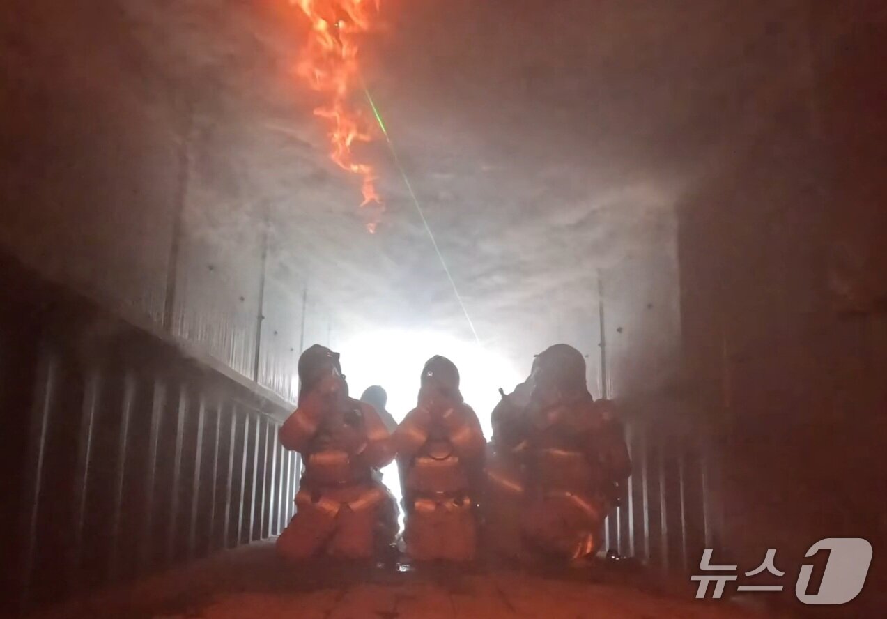 본문 이미지 - 24일 전북 장수군 장계면에 위치한 &#39;전북 표준 실화재 훈련시설&#39;에서 기자가 훈련 체험에 나서고 있다.&#40;전북소방본부 제공. 재판매 및 DB금지&#41;