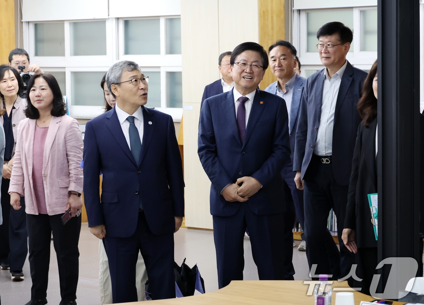 (서울=뉴스1) = 최교진 사회부총리 겸 교육부 장관이 24일 서울 광진구 신자초등학교에서 열리 교원의 교육활동 보호를 위한 현장교원 간담회에 참석해 정근식 서울시 교육감과 대화를 …