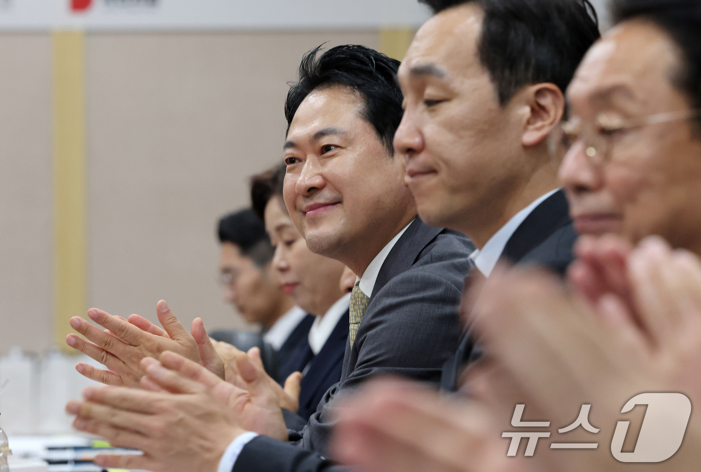 (대전=뉴스1) 김기태 기자 = 장동혁 국민의힘 대표가 24일 대전 한국화학연구원에서 열린 R&D 정책 간담회에 참석해 박수치고 있다. 2025.9.24/뉴스1