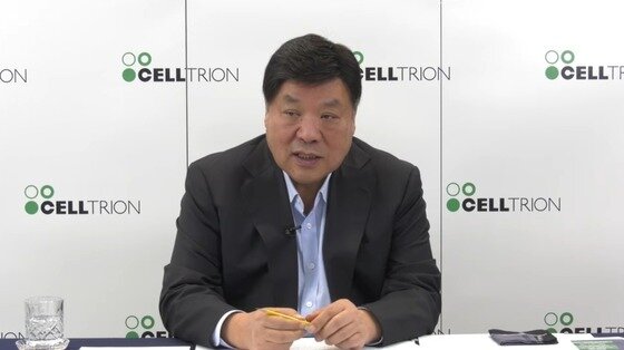 본문 이미지 -  서정진 셀트리온그룹 회장이 온라인 간담회에서 글로벌 제약사 일라이릴리의 미국 생산시설을 인수한 내용을 설명하고 있다.&#40;셀트리온 제공&#41;