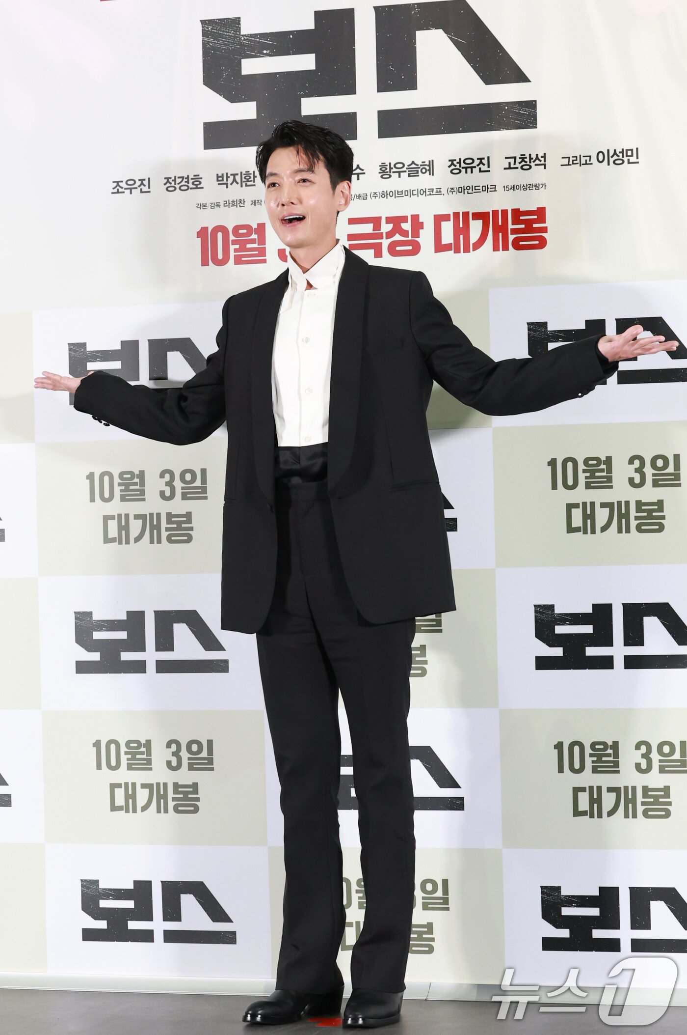 본문 이미지 - 배우 정경호가 24일 서울 송파구 롯데시네마 월드타워점에서 열린 영화 '보스' 언론배급시사회에 참석해 포즈를 취하고 있다. '보스'는 조직의 미래가 걸린 차기 보스 선출을 앞두고 각자의 꿈을 위해 서로에게 보스 자리를 치열하게 '양보'하는 조직원들의 필사적인 대결을 그린 코믹 액션 영화다. 2025.9.24/뉴스1 ⓒ News1 권현진 기자