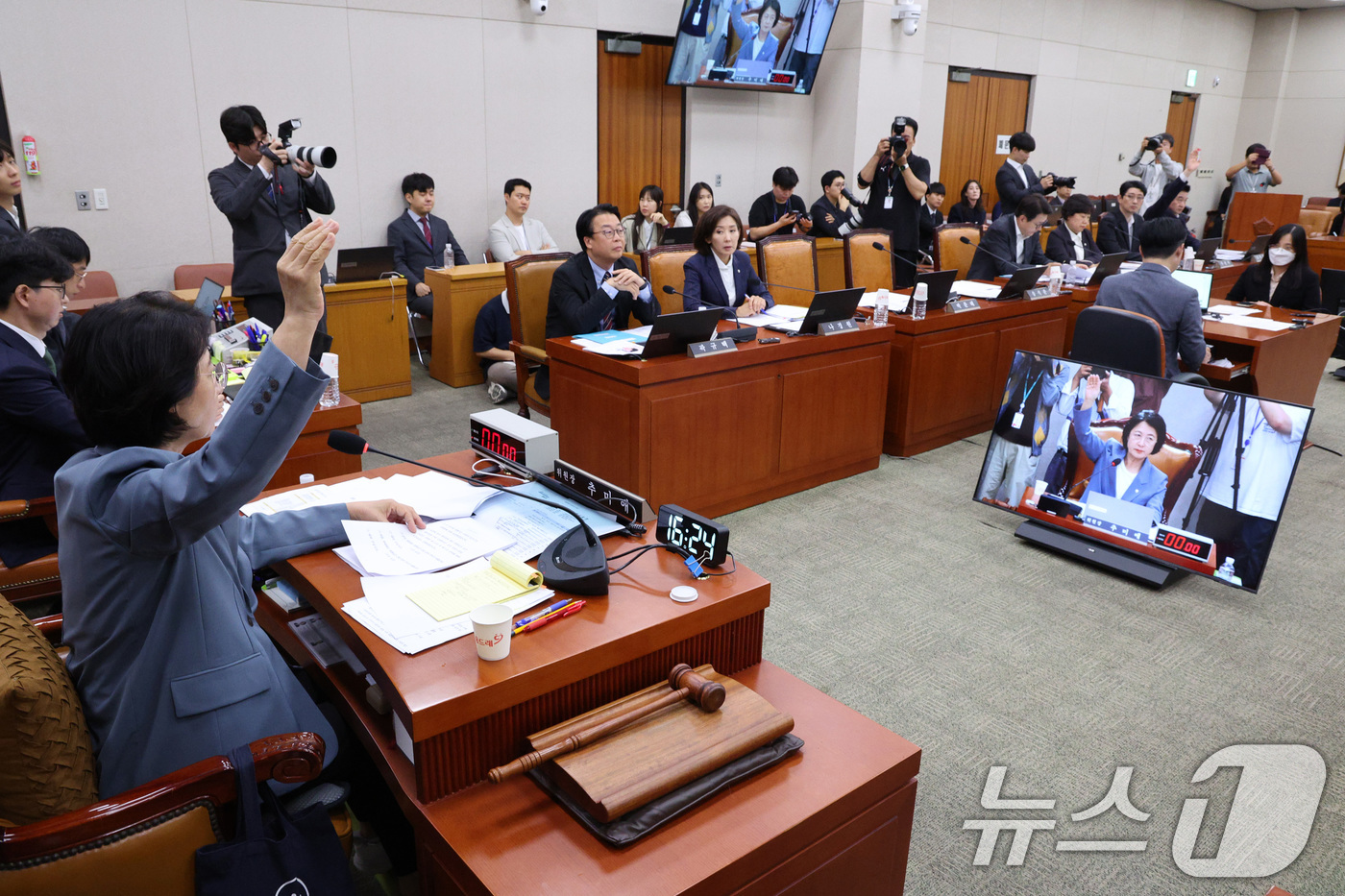 (서울=뉴스1) 신웅수 기자 = 추미애 국회 법제사법위원장이 24일 서울 여의도 국회에서 열린 법제사법위원회 전체회의에서 거수 투표를 하고 있다. 2025.9.24/뉴스1
