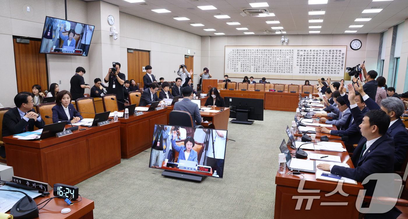 (서울=뉴스1) 신웅수 기자 = 24일 서울 여의도 국회에서 열린 법제사법위원회 전체회의에서 여야 의원들이 거수 투표를 하고 있다. 2025.9.24/뉴스1