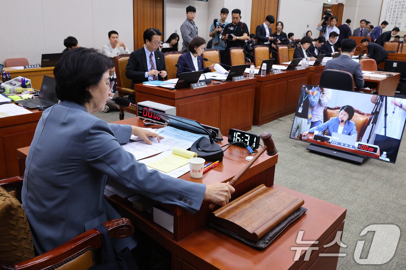 본문 이미지 - 추미애 국회 법제사법위원장이 24일 서울 여의도 국회에서 열린 법제사법위원회 전체회의에서 정부조직법 개정안을 상정하고 있다. 2025.9.24/뉴스1 ⓒ News1 신웅수 기자