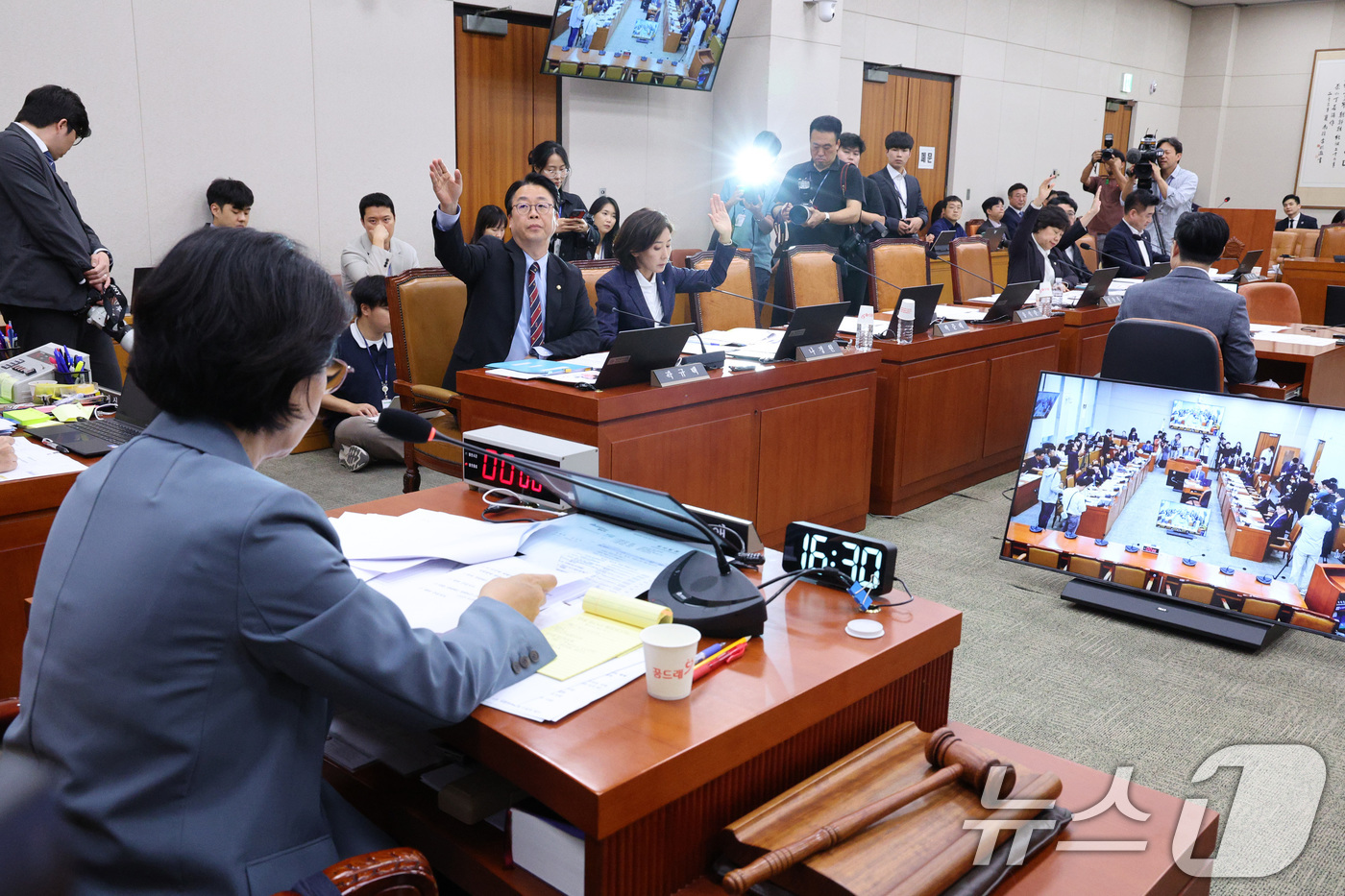 (서울=뉴스1) 신웅수 기자 = 나경원 의원을 비롯한 국민의힘 의원들이 24일 서울 여의도 국회에서 열린 법제사법위원회 전체회의에서 거수 투표를 하고 있다. 2025.9.24/뉴스 …