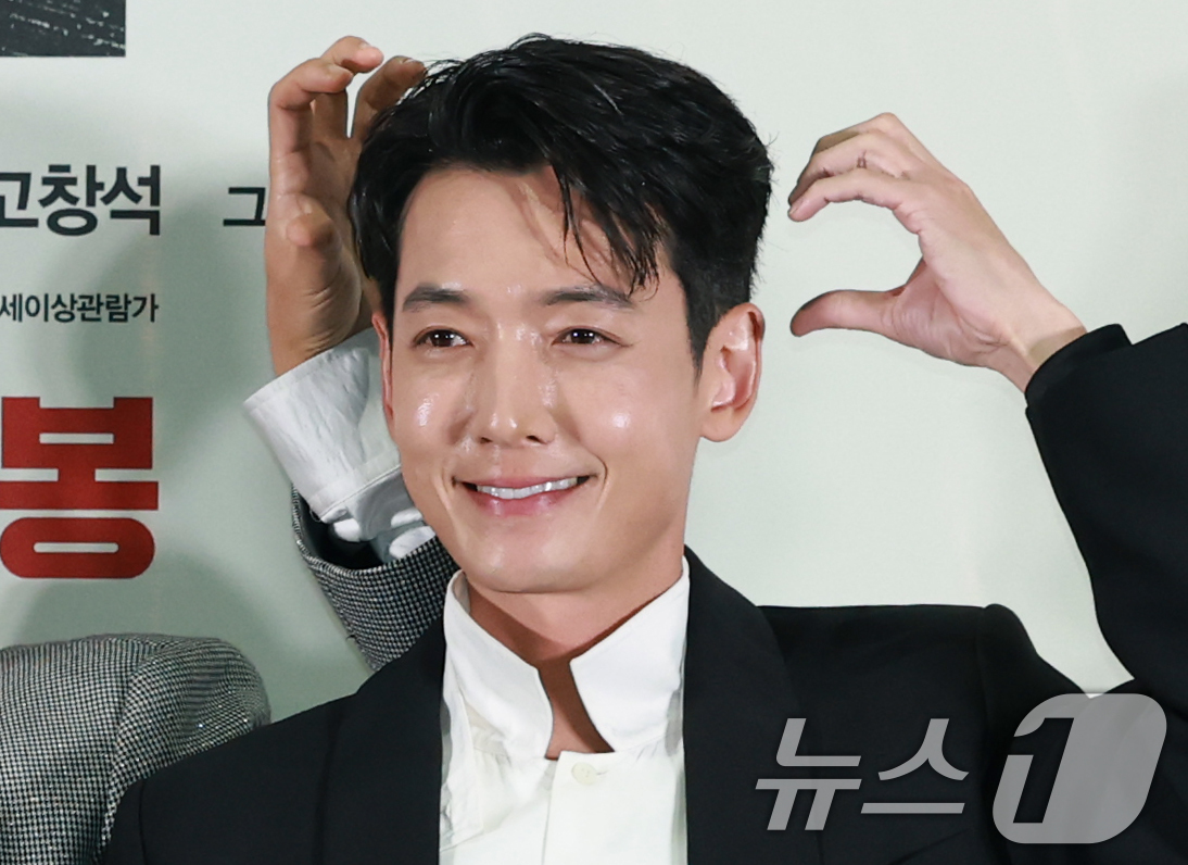 (서울=뉴스1) 권현진 기자 = 배우 정경호가 24일 서울 송파구 롯데시네마 월드타워점에서 열린 영화 '보스' 언론배급시사회에 참석해 포즈를 취하고 있다.'보스'는 조직의 미래가 …