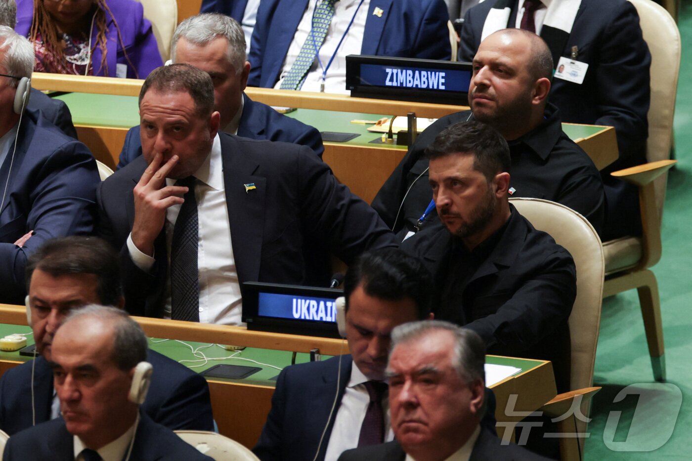 본문 이미지 - 제80차 유엔 총회에 참석한 젤렌스키 우크라이나 대통령(가운뎃줄 맨 오른쪽). 2025.09.23 ⓒ 로이터=뉴스1 ⓒ News1 이지예 객원기자