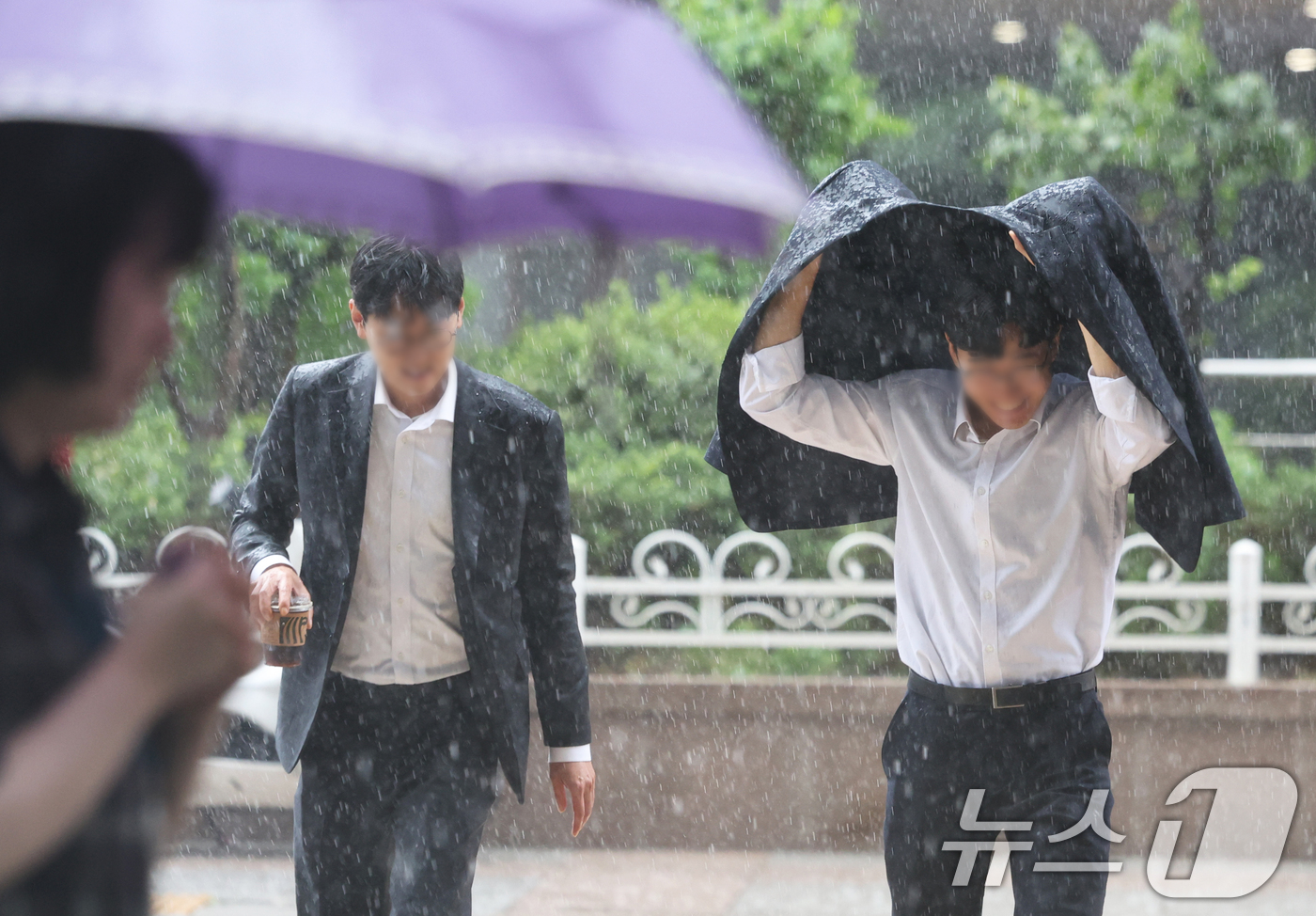 (서울=뉴스1) 이호윤 기자 = 비가 내리는 24일 서울 종로구 한 거리에서 시민들이 비를 피하기 위해 발걸음을 옮기고 있다. 2025.9.24/뉴스1