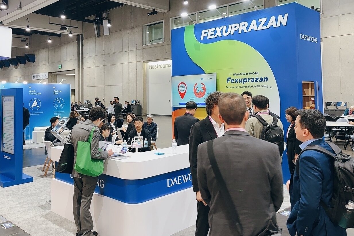 Daewoong Pharmaceutical representatives are introducing the P-CAB class gastroesophageal reflux disease &#40;GERD&#41; new drug Fexuclue &#40;active ingredient: fexuprazan&#41; at a global academic conference &#40;Provided by Daewoong Pharmaceutical&#41; / News1