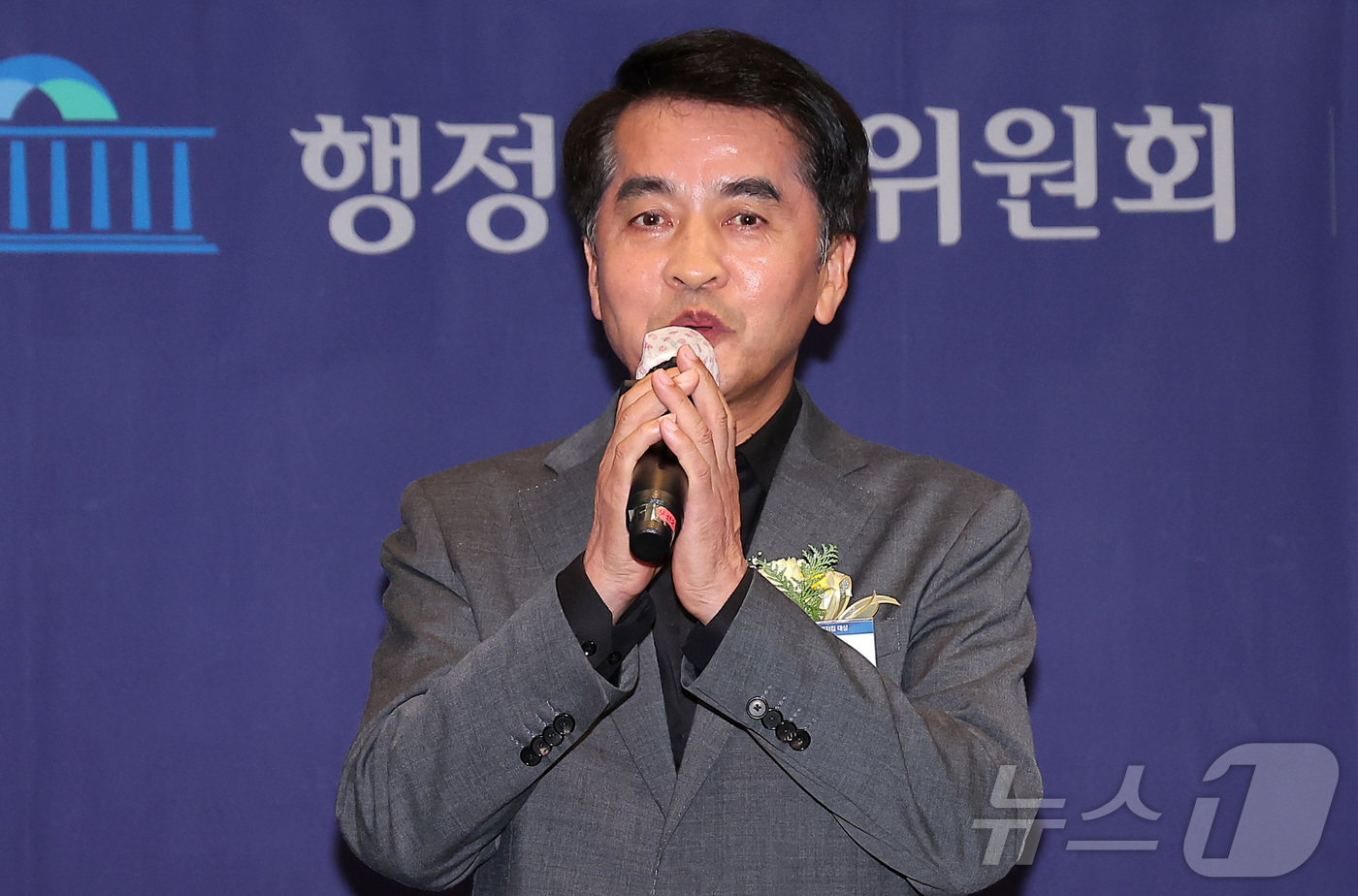 (서울=뉴스1) 김성진 기자 = 최재형 보은군수가 24일 서울 중구 프레스센터에서 열린 '2025 대한민국 지방지킴 대상' 시상식에서 정주여건 개선 대상을 수상한 후 소감을 말하고 …