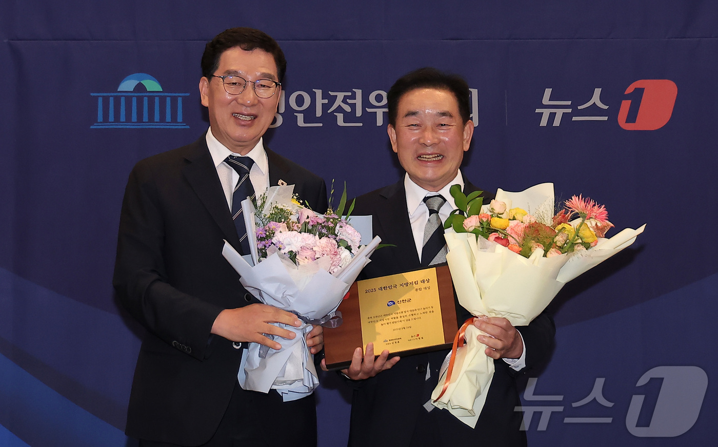 (서울=뉴스1) 김성진 기자 = 신정훈 국회 행정안전위원회 위원장이 24일 서울 중구 프레스센터에서 열린 '2025 대한민국 지방지킴 대상' 시상식에서 송기섭 진천군수에게 종합 대 …