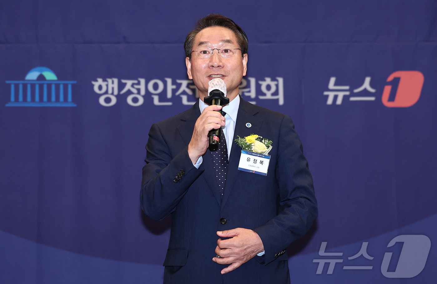 (서울=뉴스1) 김성진 기자 = 유정복 인천광역시장이 24일 서울 중구 프레스센터에서 열린 '2025 대한민국 지방지킴 대상' 시상식에서 리더십 대상을 수상한 후 소감을 말하고 있 …