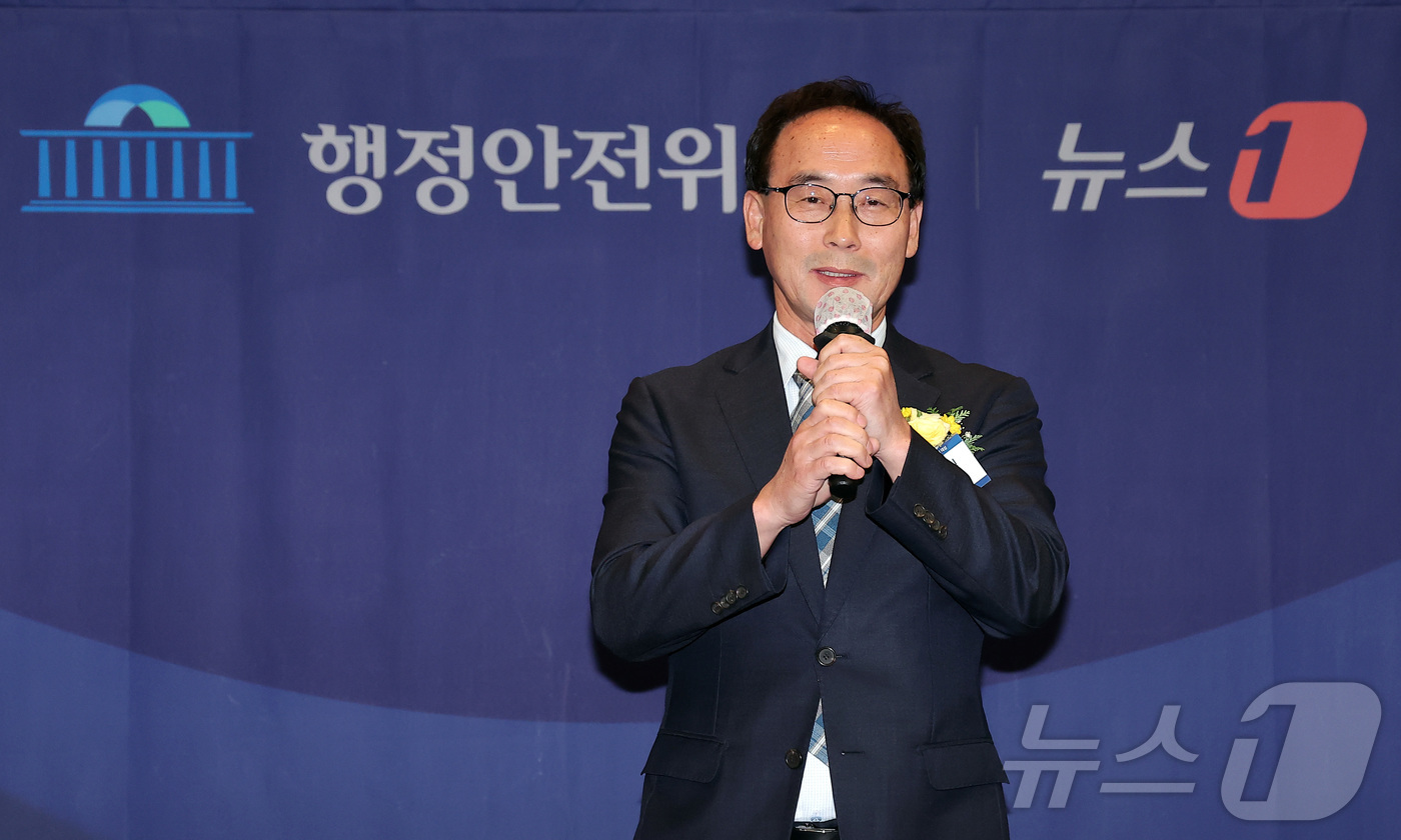 (서울=뉴스1) 김성진 기자 = 김상림 화천 부군수가 24일 서울 중구 프레스센터에서 열린 '2025 대한민국 지방지킴 대상' 시상식에서 돌봄 대상을 수상한 후 소감을 말하고 있다 …