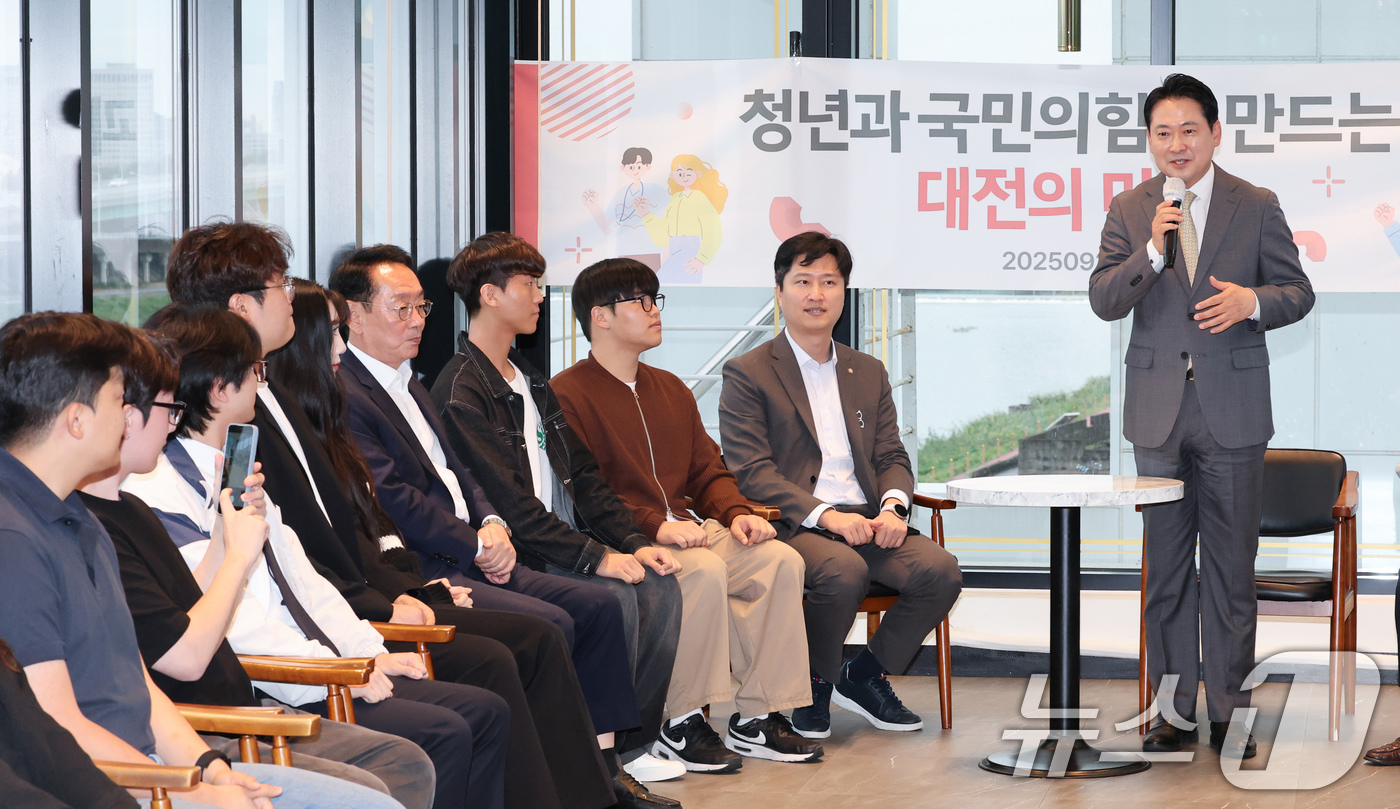 (대전=뉴스1) 김기태 기자 = 장동혁 국민의힘 대표가 24일 대전 유성구 한 카페에서 열린 대전 청년과 간담회에서 발언하고 있다. 2025.9.24/뉴스1