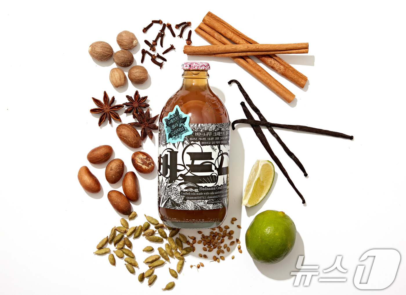 (서울=뉴스1) 박지혜 기자 = 강릉의 수제 맥주 양조장 버드나무 브루어리가 천연 향신료로 만든 ‘버드나무 크래프트 콜라’를 선보였다.버드나무 크래프트 콜라는 액상과당·인공색소·향 …