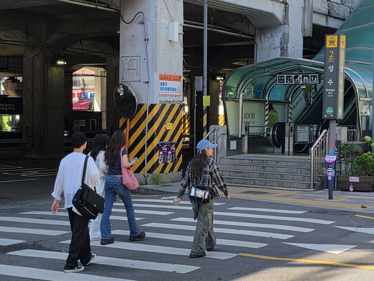 본문 이미지 - 성수역 2번 출입구 앞 모습&#40;성동구 제공&#41;