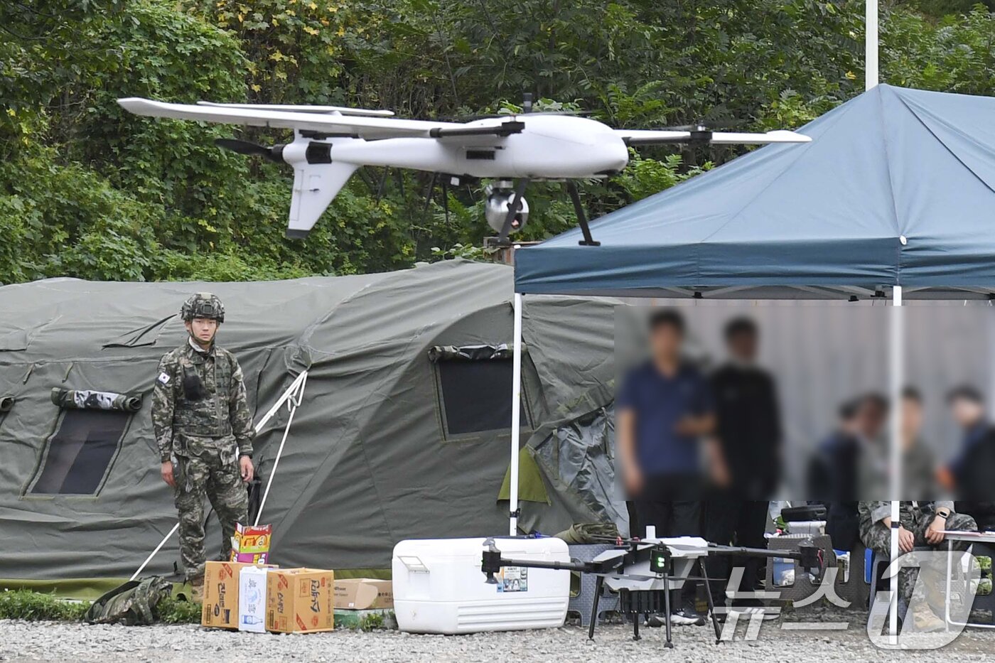 본문 이미지 - 24일 해병대 전투실험대대가 경북 포항 정천리 훈련장에서 적 감시 정찰 및 표적 획득을 위한 장기체공드론 장비를 활용한 위험지역 작전 간 정찰임무를 수행하고 있다. &#40;해병대사단제공, 재판매 및 DB금지&#41; 2025.9.24/뉴스1 ⓒ News1 최창호 기자