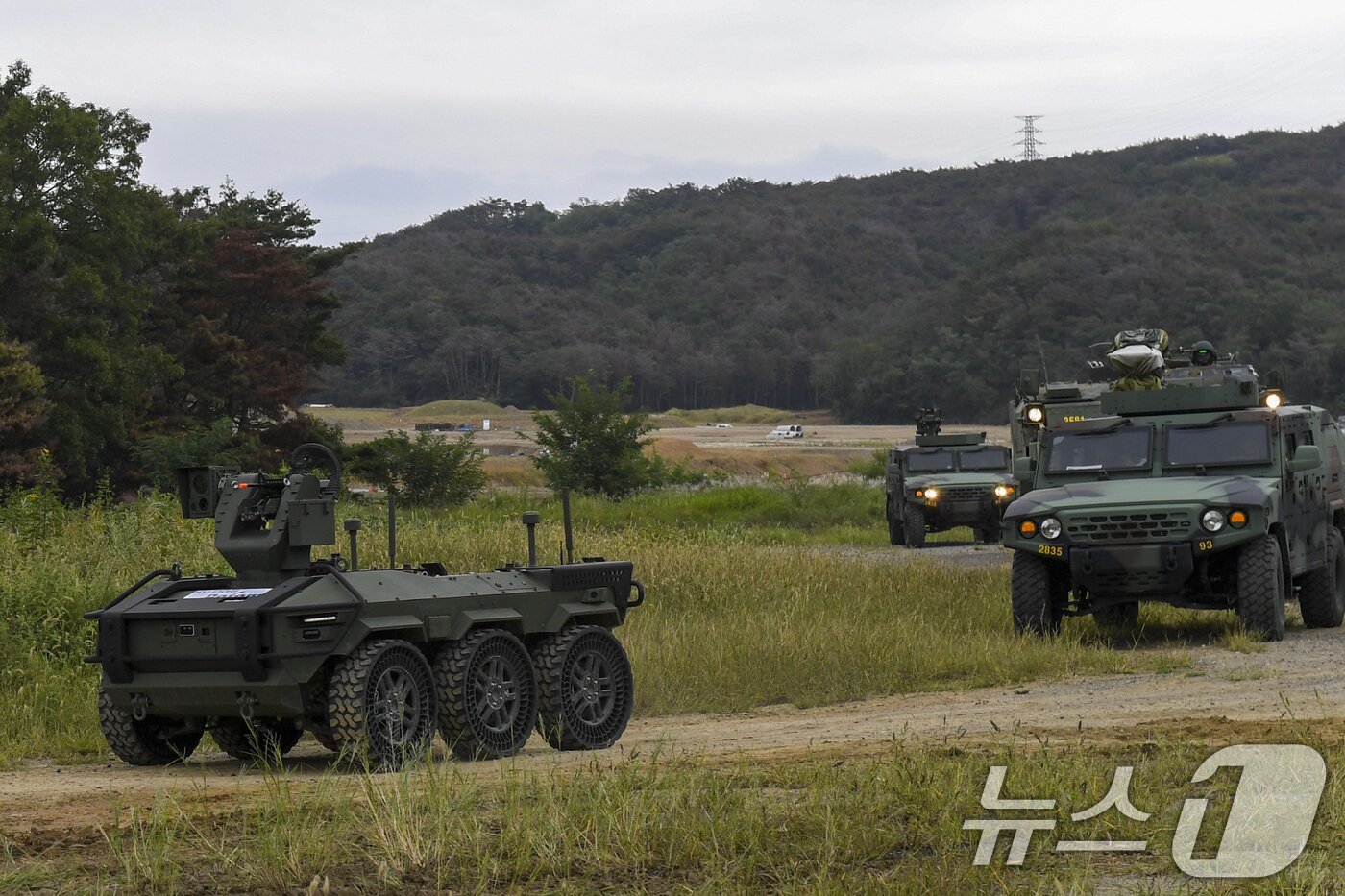 본문 이미지 - 24일 해병대 전투실험대대가 경북 포항 정천리 훈련장에서 무인 차량을 활용한 위험지역 작전 간 정찰임무를 수행하고 있다. &#40;해병대1사단제공, 재판매 및 DB금지&#41; 2025.9.24/뉴스1 ⓒ News1 최창호 기자