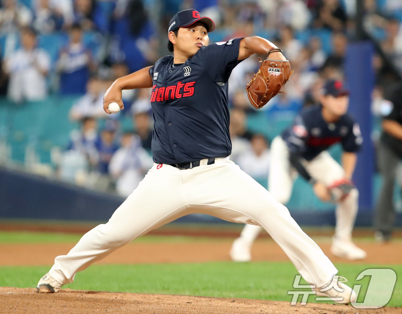 (대구=뉴스1) 공정식 기자 = 24일 오후 대구 수성구 삼성라이온즈파크에서 열린 프로야구 '2025 신한 SOL뱅크 KBO 리그' 롯데 자이언츠와 삼성 라이온즈의 경기, 1회말 …