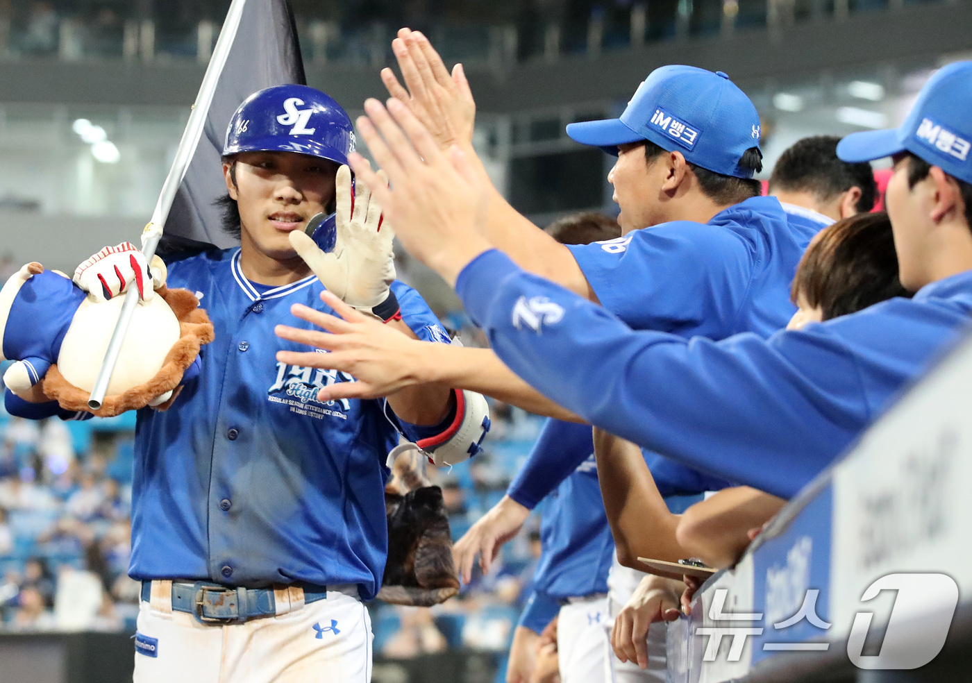 (대구=뉴스1) 공정식 기자 = 24일 오후 대구 수성구 삼성라이온즈파크에서 열린 프로야구 '2025 신한 SOL뱅크 KBO 리그' 롯데 자이언츠와 삼성 라이온즈의 경기, 1회말 …