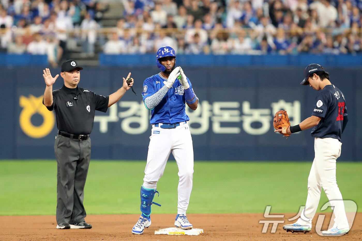 본문 이미지 - 24일 오후 대구 수성구 삼성라이온즈파크에서 열린 프로야구 &#39;2025 신한 SOL뱅크 KBO 리그&#39; 롯데 자이언츠와 삼성 라이온즈의 경기, 4회말 삼성 공격 1사 2,3루 상황에서 4번타자 디아즈가 우익수 방면 2타점 2루타를 친 뒤 기뻐하고 있다. 2025.9.24/뉴스1 ⓒ News1 공정식 기자