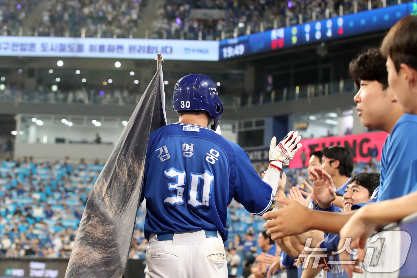 (대구=뉴스1) 공정식 기자 = 24일 오후 대구 수성구 삼성라이온즈파크에서 열린 프로야구 '2025 신한 SOL뱅크 KBO 리그' 롯데 자이언츠와 삼성 라이온즈의 경기, 4회말 …