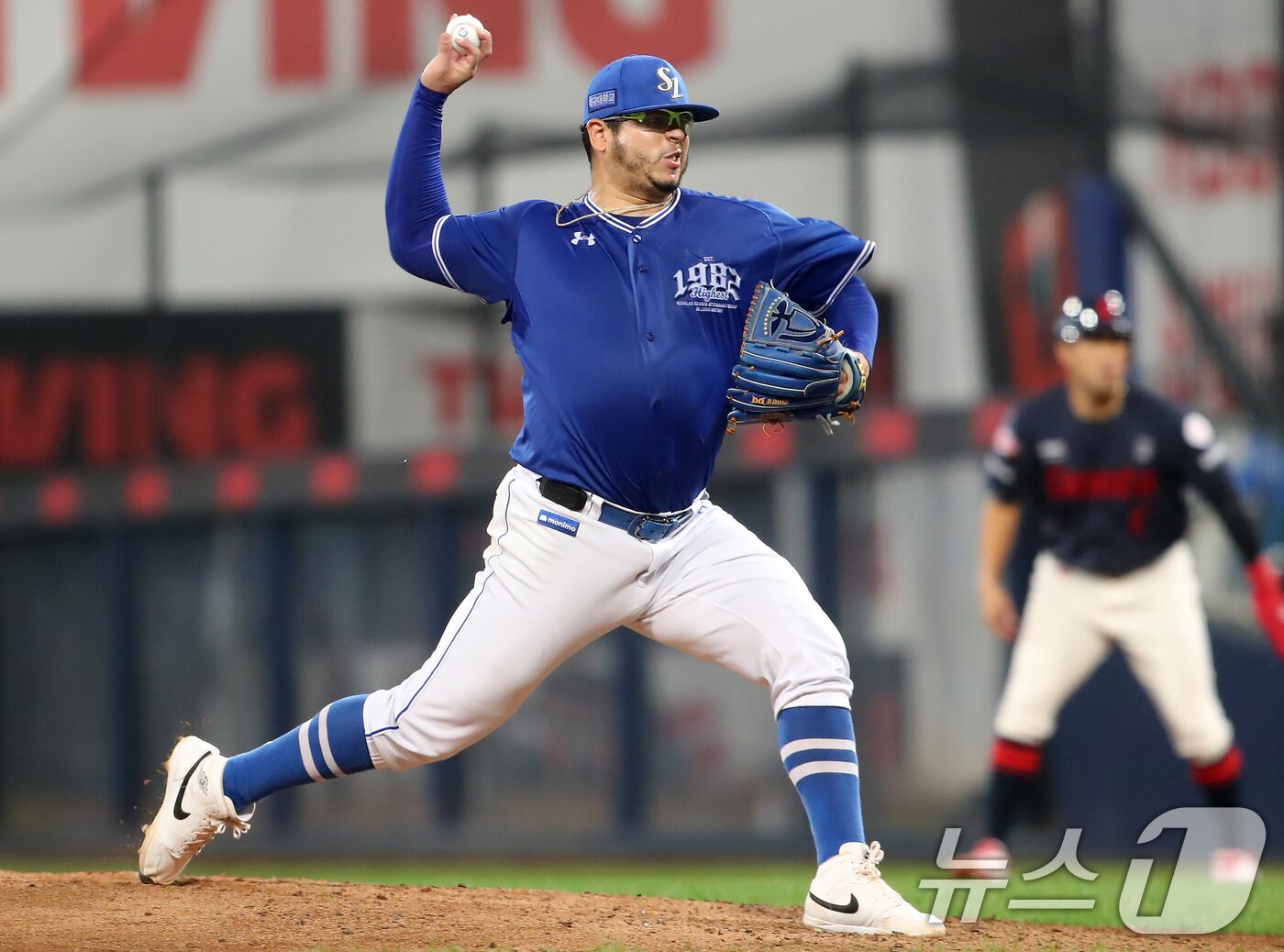 본문 이미지 - 24일 오후 대구 수성구 삼성라이온즈파크에서 열린 프로야구 '2025 신한 SOL뱅크 KBO 리그' 롯데 자이언츠와 삼성 라이온즈의 경기, 6회초 삼성 선발 후라도가 역투하고 있다. 2025.9.24/뉴스1 ⓒ News1 공정식 기자
