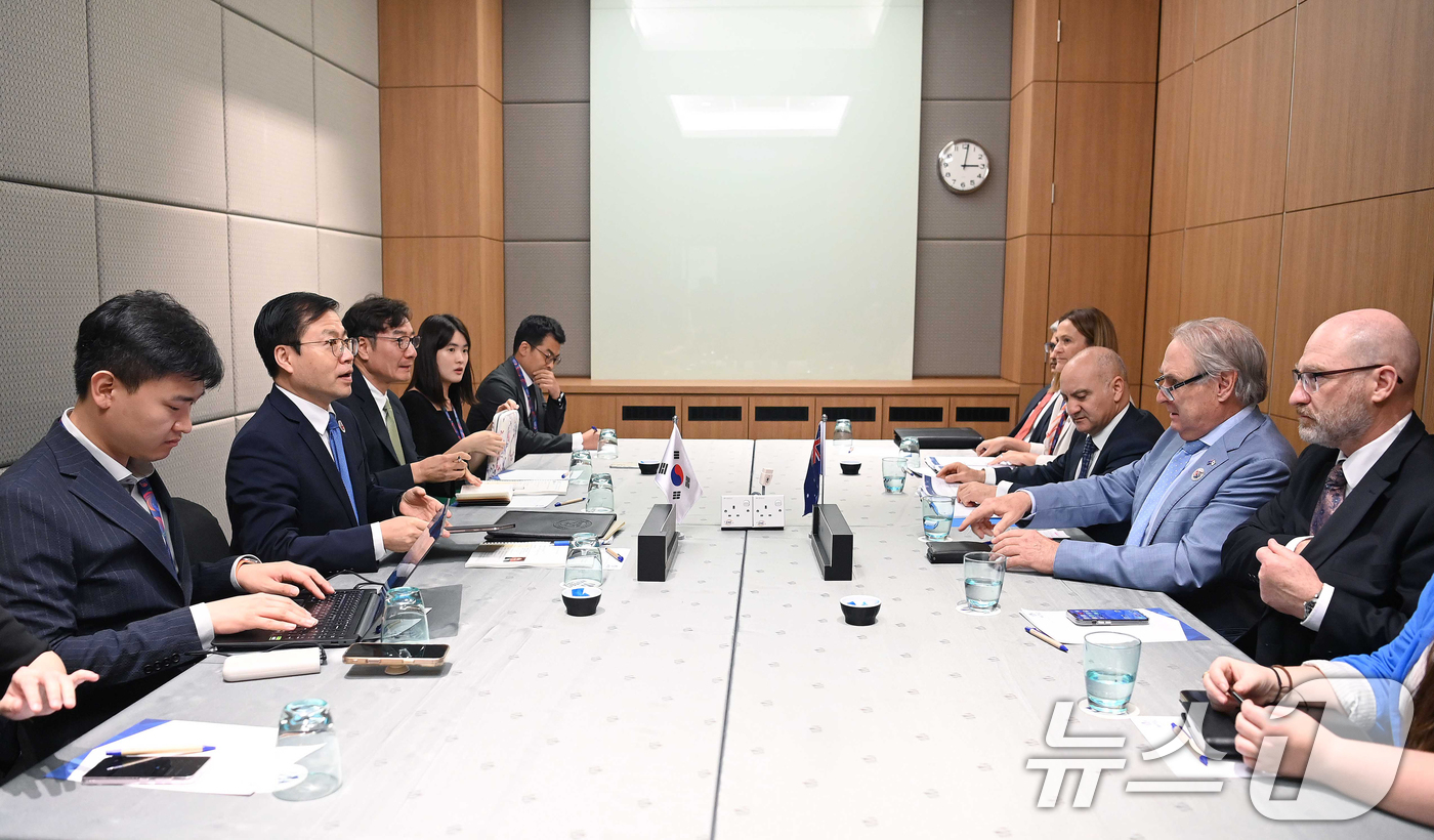 (서울=뉴스1) 김명섭 기자 = 여한구 산업통상자원부 통상교섭본부장이 24일 말레이시아 쿠알라쿰푸르 국제컨벤션센터에서 ‘2025 아세안 경제장관회의’참석 계기에 돈 패럴(Don F …