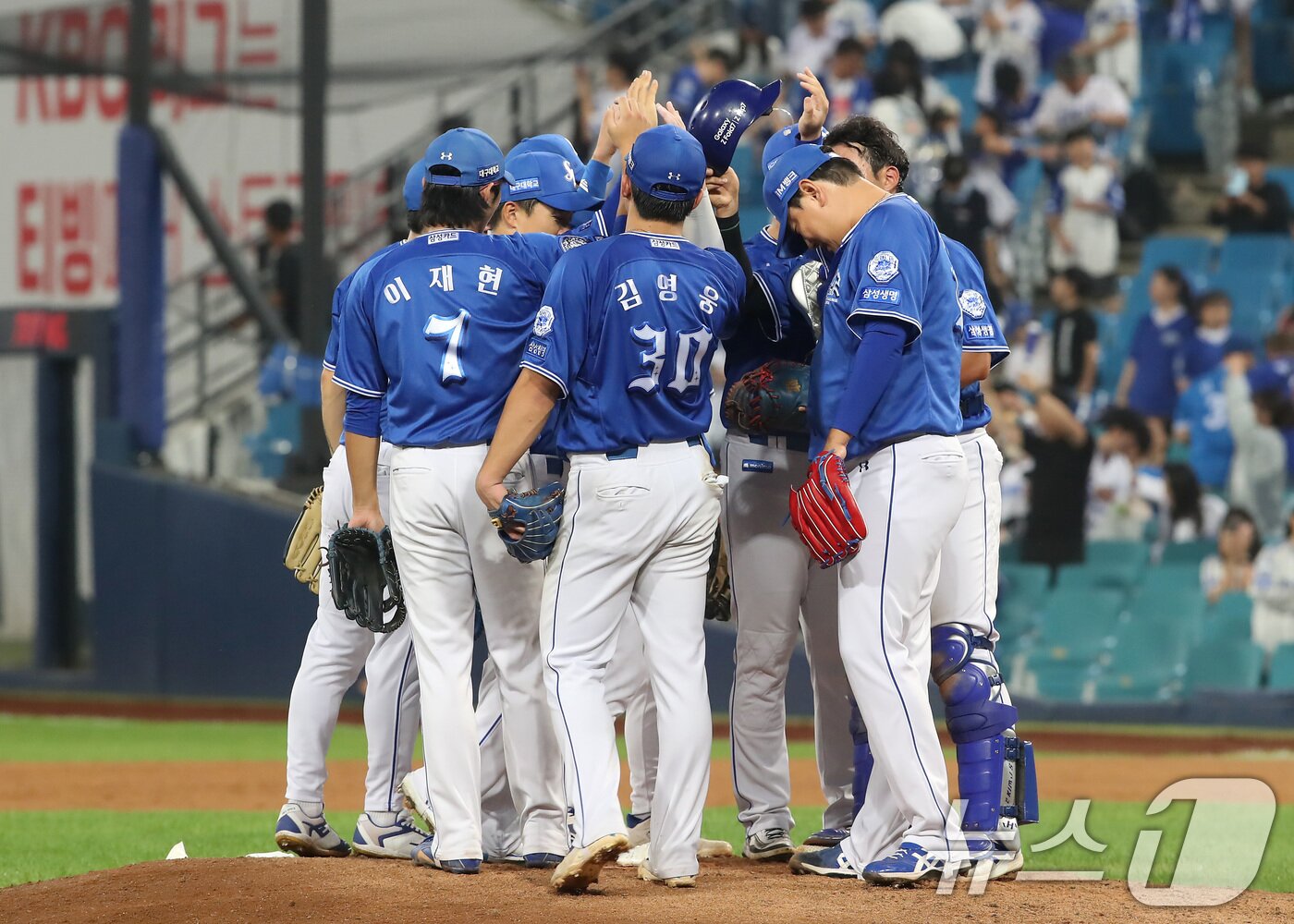 본문 이미지 - 24일 오후 대구 수성구 삼성라이온즈파크에서 열린 프로야구 &#39;2025 신한 SOL뱅크 KBO 리그&#39; 롯데 자이언츠와 삼성 라이온즈의 경기, 9대 4 승리를 거둔 삼성 선수들이 기쁨을 나누고 있다. 2025.9.24/뉴스1 ⓒ News1 공정식 기자