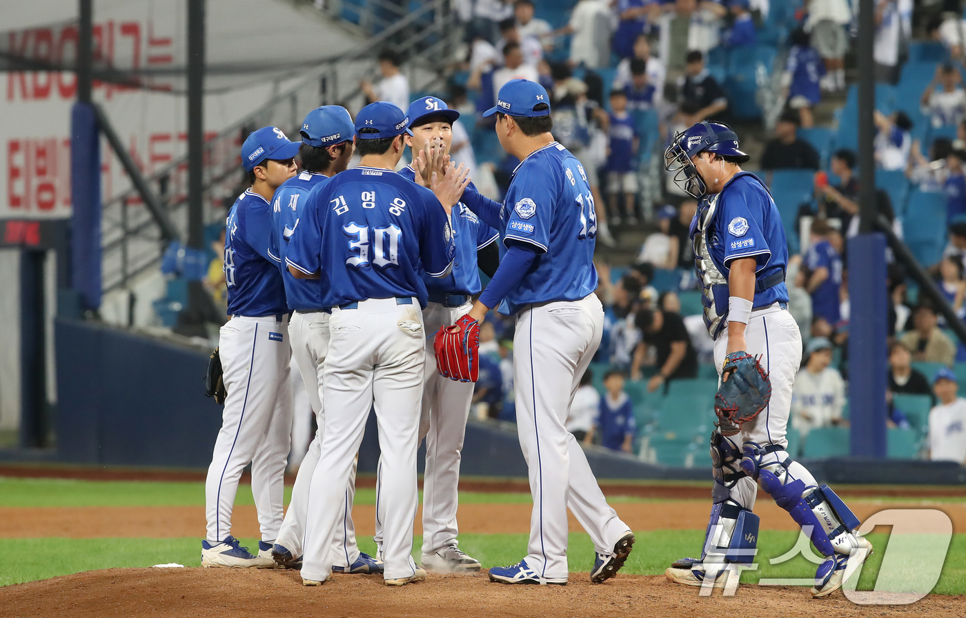 (대구=뉴스1) 공정식 기자 = 24일 오후 대구 수성구 삼성라이온즈파크에서 열린 프로야구 '2025 신한 SOL뱅크 KBO 리그' 롯데 자이언츠와 삼성 라이온즈의 경기, 9대 4 …