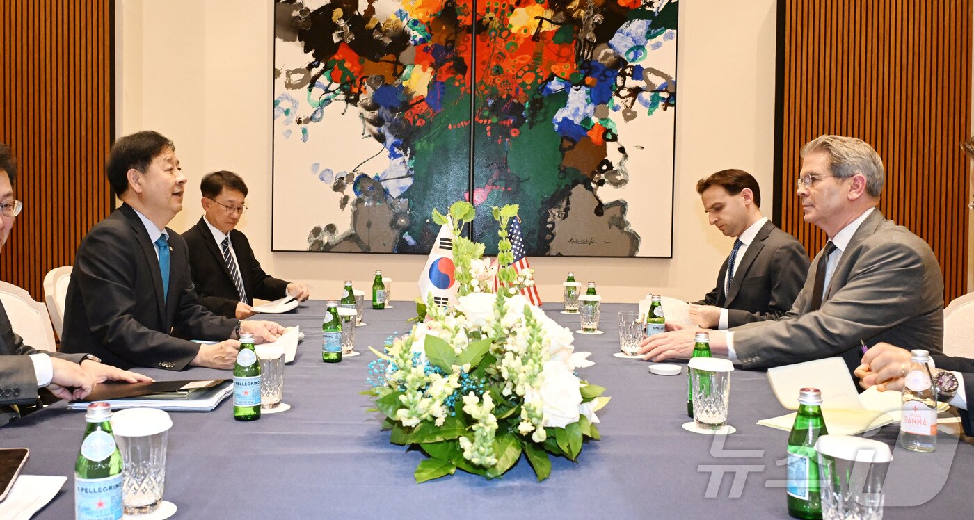 본문 이미지 - '대한한국 투자 서밋(Korea Investment Summit)' 참석차 미국 뉴욕을 방문중인 구윤철 부총리 겸 기획재정부 장관이 9월 24일(현지시간) 주유엔 대한민국대표부에서 스콧 베센트 미국 재무장관과 면담을 하고 있다. (기획재정부 제공. 재판매 및 DB 제공) 2025.9.25/뉴스1