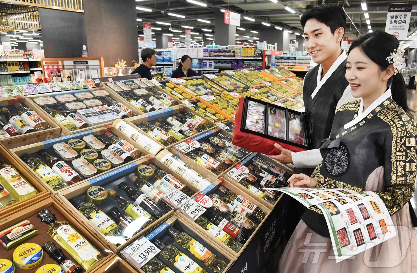 (서울=뉴스1) = 홈플러스가 이달 27일부터 내달 7일까지 ‘2025년 추석 선물세트 본 판매’를 전개하고, 최대 50% 할인 혜택을 제공한다고 25일 밝혔다.사진은 모델들이 홈 …