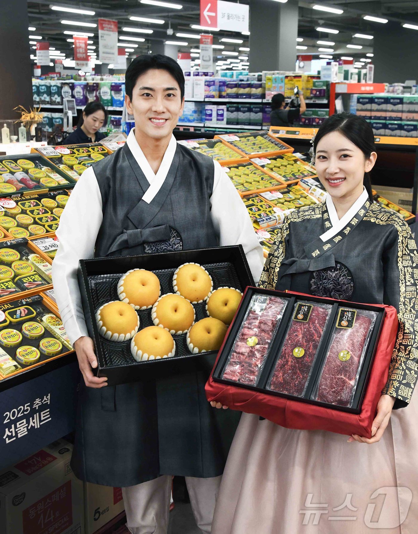 (서울=뉴스1) = 홈플러스가 이달 27일부터 내달 7일까지 ‘2025년 추석 선물세트 본 판매’를 전개하고, 최대 50% 할인 혜택을 제공한다고 25일 밝혔다.사진은 모델들이 홈 …