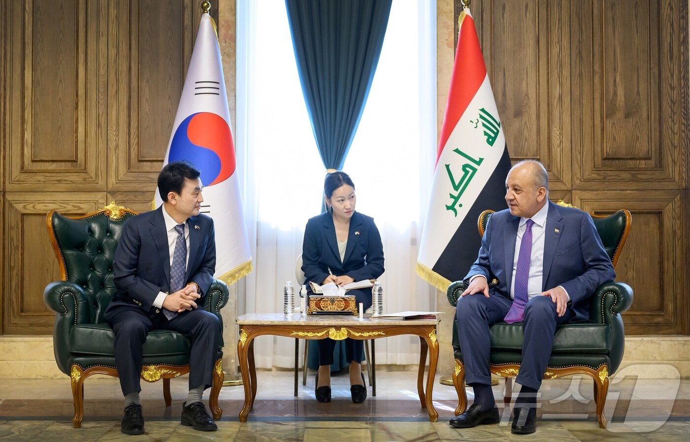 본문 이미지 - 안규백 국방부 장관이 24일 이라크 바그다드에서 타벳 모하메드 사이에드 알 아바시 이라크 국방부장관과 회담을 갖고 있다. (국방부 제공. 재판매 및 DB 금지) 2025.9.25/뉴스1