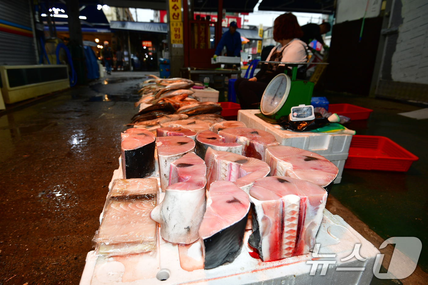 (포항=뉴스1) 최창호 기자 = 추석 명절을 10일 앞둔 25일 경북 포항시 죽도어시장 어물전 골목에서 상인이 판매할 돔배기를 준비하고 있다. 2025.9.25/뉴스1